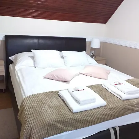 Aranka Πανσιόν Gyula